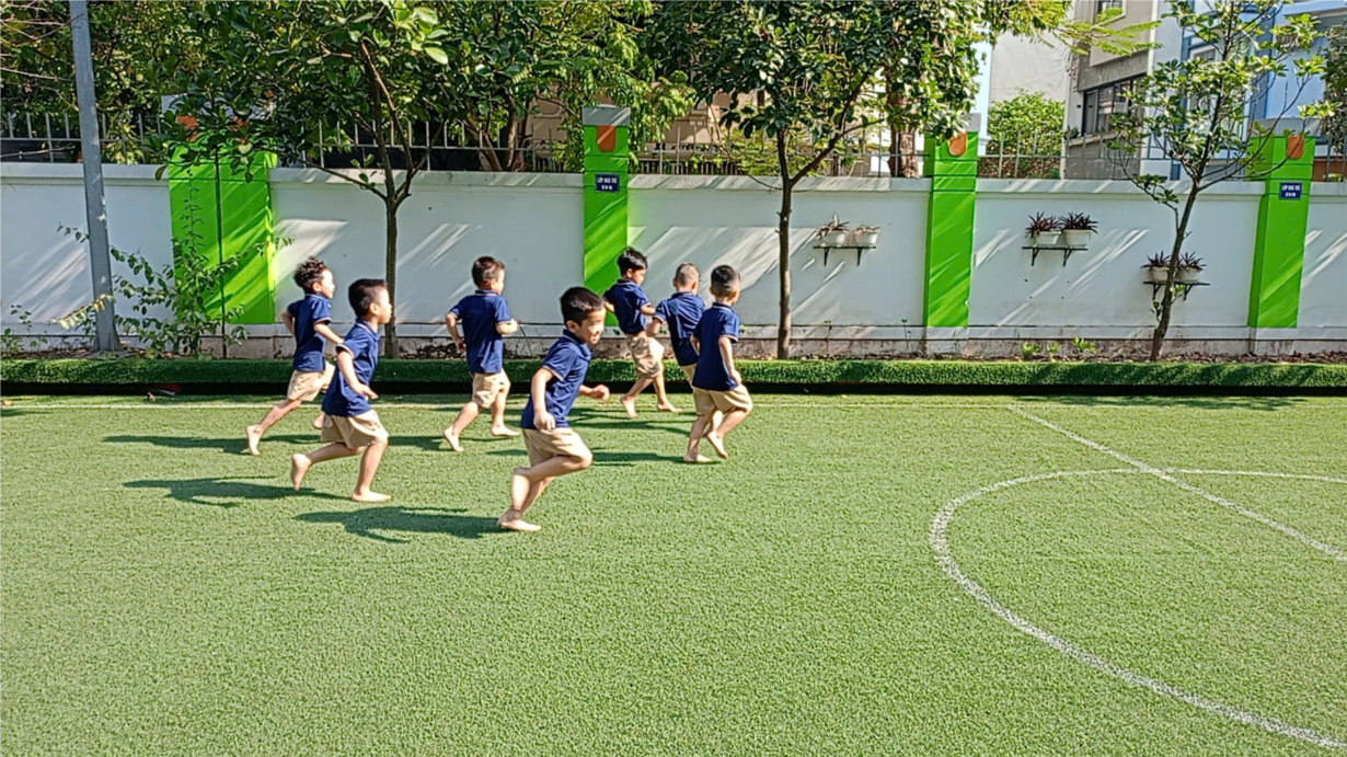 Cùng các bé Alvin 1 chơi đá bóng nhé!